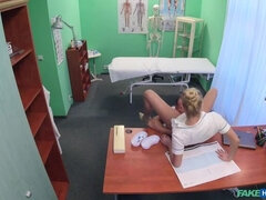 Amateur, Sucer une bite, Éjaculation interne, Médecin, En levrette, Infirmière, Bureau, Uniforme