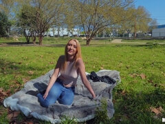 Amateur, Cul, Blonde, Sucer une bite, Queue, Jeans, Seins naturels, Public