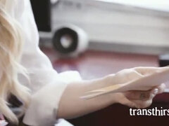 Grote mammen, Blond, Pijpbeurt, Rondborstig, Hondjeshouding, Likken, Kantoor, Shemale