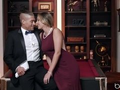 お尻, デカチン, デカパイ, フェラチオ, ドレス, 手コキする, 巨大, 淫乱熟女