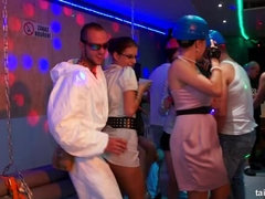 Bekleidet, Verein, Tanzen, Interrassisch, Orgie, Party, Satin, Nass