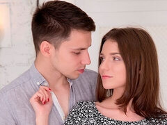 Amateur, Grosse bite, Brunette brune, En levrette, Petite femme, Rasée, Maigrichonne, Nénés