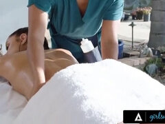 Fingern, Fußfetisch, Lesbisch, Massage, Öl, Muschi, Spanisch, Titten