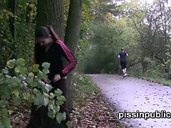 Rubia, Atrapados, Al aire libre, Orinar, Coño, Afeitado, Adolescente, Bajo la falda