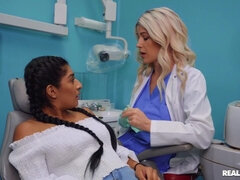 茶髪の, 大学生, ラティーナ, なめる, 淫乱熟女, ピグテール, オマンコ, ガリガリ