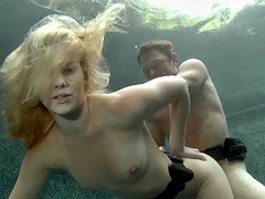 Rubia, Sexo duro, Bajo el agua