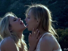 Блондинки, Смазливые, Пальцем, Лизание, Соски, На природе, Бритые, Влажная