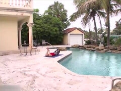 Leie, In den arsch, Arsch, Arschlecken, Strand, Grosse titten, Bikini, Latina