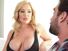 Grote kont, Grote mammen, Blond, Hondjeshouding, Sperma in gezicht, Handbeurt, Ruw, Tieten likken