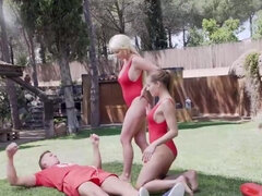 Grosse titten, Blondine, Frau frau mann, Handjob, Hardcore, Jungendliche (18+), Flotter dreier, Titten