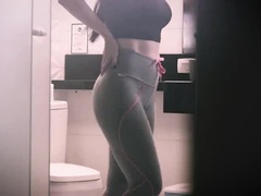 Bad, Grosser arsch, Geschnappt, Sperma im mund, Spermaladung, Sporthalle, Milf, Nass