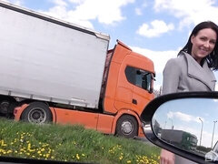 Grosser arsch, Grosse titten, Blasen, Auto, Hundestellung, Milf, Im freien, Öffentlich