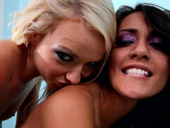 In den arsch, Blondine, Lesbisch, Masturbation, Natürlichen titten, Verführt, Eng, Nass