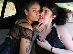 Chica, Culo grande, Penetracion con dedos, Besar, Lamidas, Lencería, Madres para coger, Coño