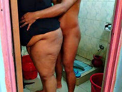 浴室, 美人, 衣服着たままセックス, 巨大, 淫乱熟女, シャワー, 禁句, スカートのぞき