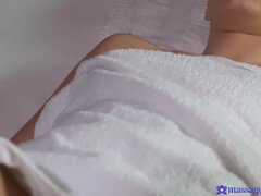 Leie, Arsch, Lecken, Massage, Natürlichen titten, Öl, Piercing, Muschi