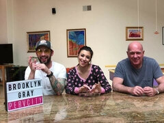 Derrière les coulisses, Grosse bite, Sucer une bite, Seins naturels, Rasée, Maigrichonne, Adolescente, Nénés