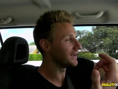 Grosse titten, Blondine, Vollbusig, Milf, Mutti, Abendanzug, Erotischer film, Scherzbold