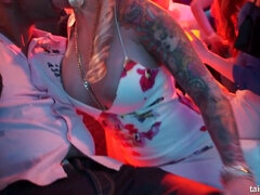 Gros cul, Gros seins, Plantureuse, Ivre, Hard, Seins naturels, Orgie, Nénés