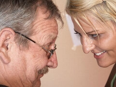 Blonde, En levrette, Gym, Branlette thaïlandaise, Embrassement, Sport, Adolescente, Nénés