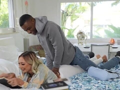 18 ans, Gros cul, Gros seins, Blonde, Sucer une bite, Interracial, Adolescente, Plan cul à trois