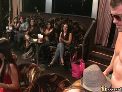 Amateur, Gros cul, Sucer une bite, Homme nu et filles habillées, Club, Tir de sperme, Ivre, Chatte