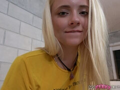 Grosse bite, Blonde, Sucer une bite, En levrette, Seins naturels, Petite femme, Pov, Adolescente