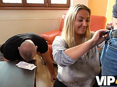 Grosse titten, Blondine, Pummelig, Gehörnter ehemann, Tschechisch, Hd, Geld, Pov