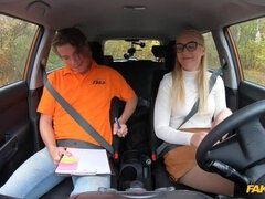 Arsch, Blondine, Braunhaarige, Auto, Natürlichen titten, Im freien, Muschi, Titten