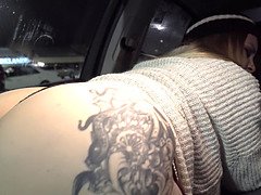 Blonde, Habillées, Gode énorme, Masturbation, Public, Chatte, Strapon, Tatouage