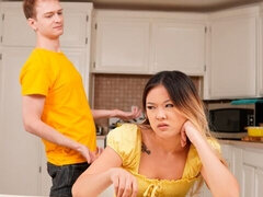 Asiatique, Sucer une bite, Éjaculer dans la bouche, Tir de sperme, Branlette thaïlandaise, Léchez, Adolescente, Nénés