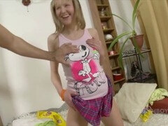 18 jahre, Sperma im mund, Spermaladung, Aufs gesicht abspritzen, Erniedrigung, Lecken, Jungendliche (18+), Unter dem rock