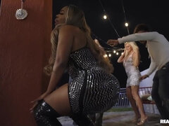 Tetas grandes, Mamada, Tetona, Ébano, Despelote, Interracial, Madres para coger, Tetas