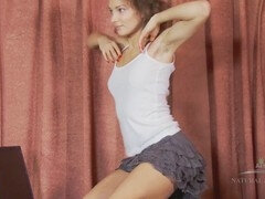 Amateur, Beauté, Brunette brune, Poilue, Petite femme, Chatte, Jarretelles, Nénés