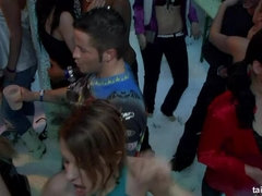 Naakte man aangeklede vrouw, Dansen, Lul, Fetisj, Handbeurt, Interraciaal, Orgie, Satijn