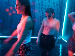 Pijpbeurt, Bruinharig, Aangekleed, Dansen, Pop, Orgie, Pornster, Verlegen