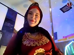 Arabic queen sexy stomach dancing undress tease and pole tricks, idolize this gigantic arab booty!