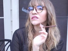 Bondage domination sadisme masochisme, Conversation vulgaire, Domination, Femme dominatrice, Lunettes, De plein air, Secrétaire, Fumer