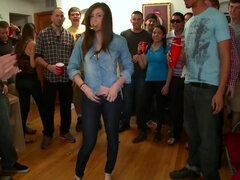 Blonde, Sucer une bite, Brunette brune, Tir de sperme, Dortoir, Hard, Lesbienne, Plan cul à trois