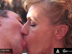 Pijpbeurt, Bruinharig, Sperma in mond, Sperma shot, Vingeren, Omie, Harig, Rijpe lesbienne