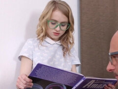 18 ans, Nana, Blonde, Sucer une bite, Bâillonner, Lunettes, Rasée, Maigrichonne