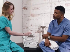 Grosse titten, Schwarz, Blondine, Blasen, Schwarz, Interrassisch, Krankenschwester, Zierlich