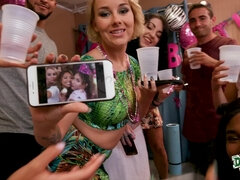 Asiatisch, Arsch, Blondine, Spermaladung, Gruppe, Latina, Party, Überraschung