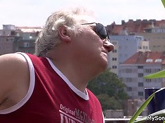 Grosser schwanz, Blasen, Betrug, Papi, Schwanz, Hd, Im freien, Unter dem rock