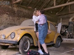 アメリカ人, デカパイ, ブロンド, フェラチオ, 車, 手コキする, 熟年, 淫乱熟女