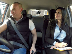 フェラチオ, イギリス人, 車, 手コキする, 淫乱熟女, ピアス, 生徒