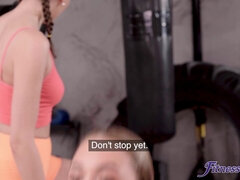 Grosse titten, Blondine, Sporthalle, Lecken, Natürlichen titten, Piercing, Muschi, Flotter dreier