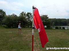 捕まる, エロ熟女, イく瞬間, 熟年, 淫乱熟女, アウトドア, タトゥー, 三人