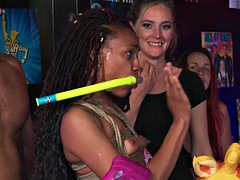 Tussi, Schwarz, Fesselspiele, Sperma im mund, Schwarz, Fetisch, Pissen, Schlampe