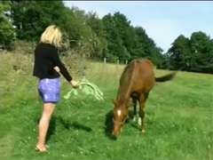 Blonde, Sucer une bite